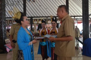 Wakil Bupati Purbalingga memberikan penghargaan kepada para siwa berprestasi (5)copy
